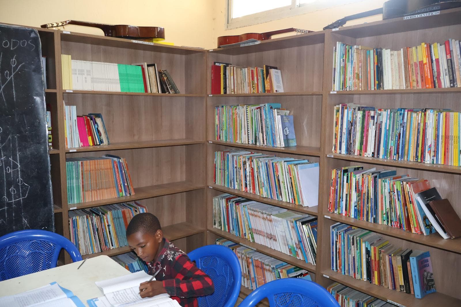 Modernes Klassenzimmer in Angola mit Schülern und Lehrer